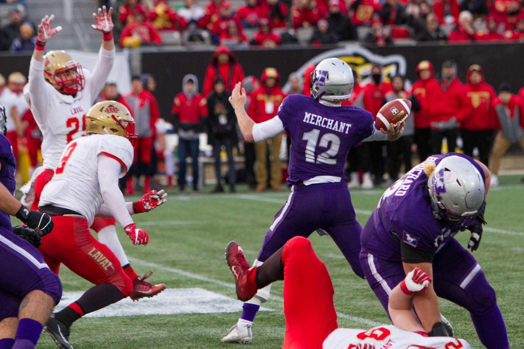 Vanier Cup - Merchant throw
